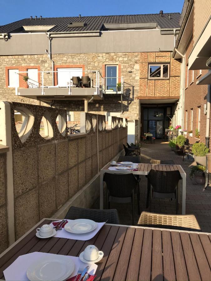 Hotel-Restaurant Zum Onkel Jonathan Raeren Exterior photo